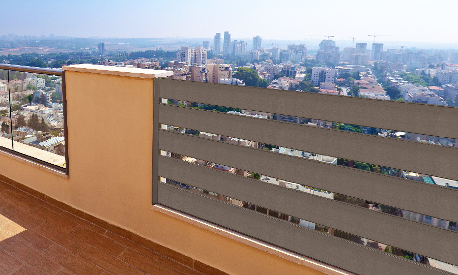 Заборную доску из ДПК можно использовать не только на загородных участках, но и на балконах городских квартир.