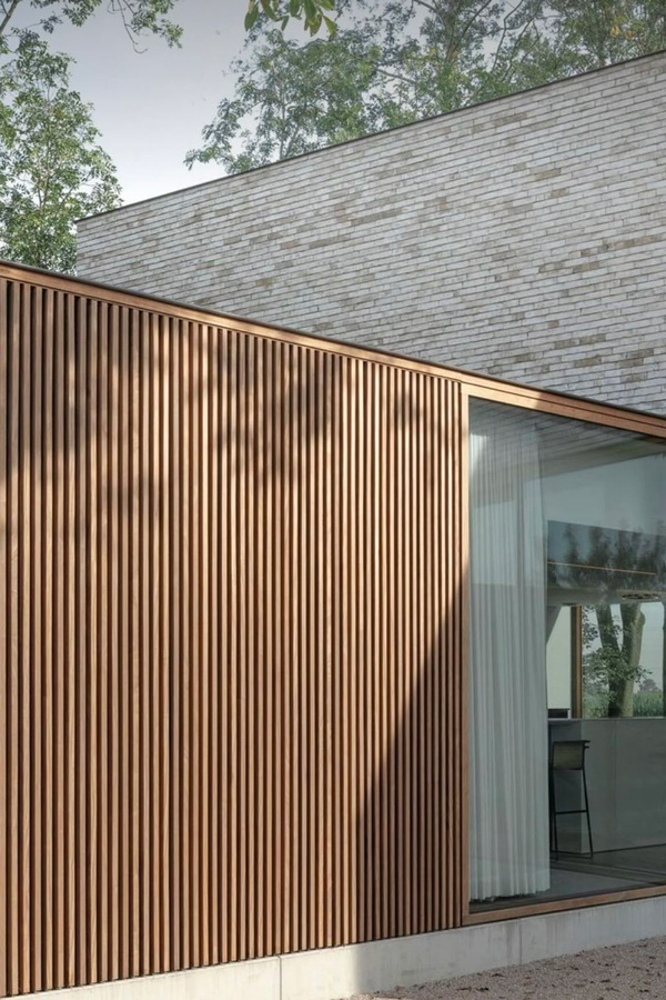 Вертикальные рейки на фасаде добавляют зданию глубину и объем. Такой прием подчеркивает современный стиль дома и в то же время гармонично связывает его с природным окружением. Вертикальные рейки на фасаде добавляют зданию глубину и объем. Такой прием подчеркивает современный стиль дома и в то же время гармонично связывает его с природным окружением.