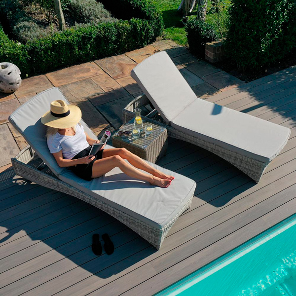 Шезлонг из техноротанга – очень комфортный и практичный вариант мебели для отдыха у бассейна. Материал устойчив к влаге и не перегревается на солнце.