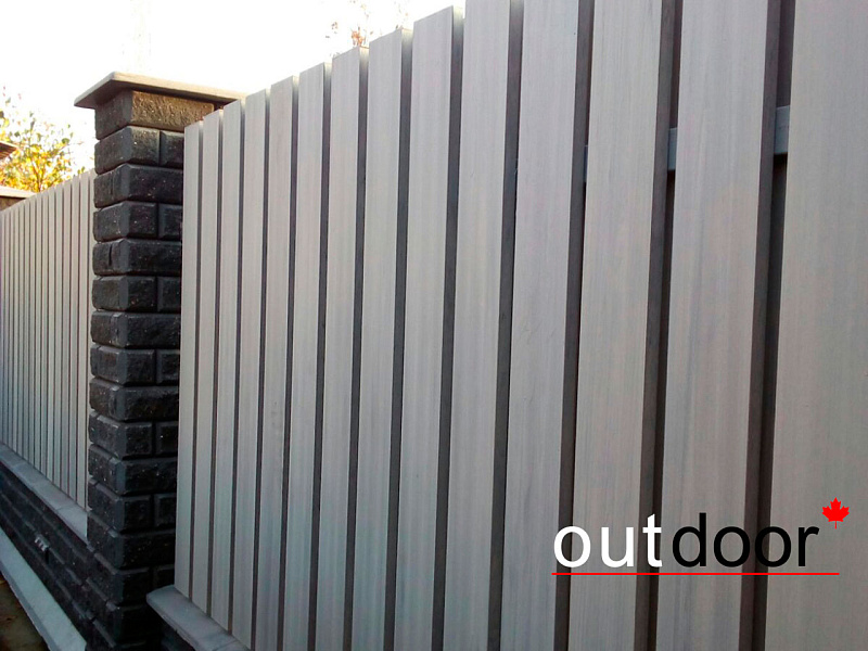 Заполнение пролетов кирпичного забора  доской ДПК Outdoor.