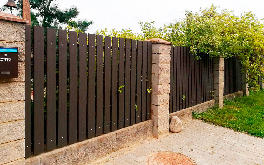 Забор из доски ДПК Outdoor с текстурой дерева