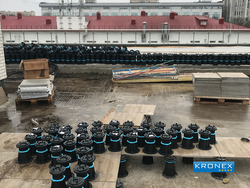 Настил на  эксплуатируемой кровле с применением  регулируемых опор Kronex.