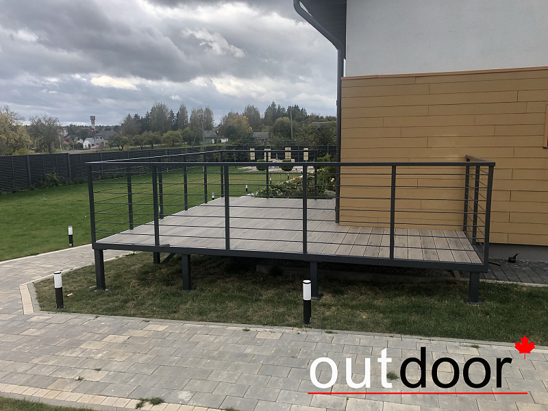 Терраса из ДПК на территории загородного дома