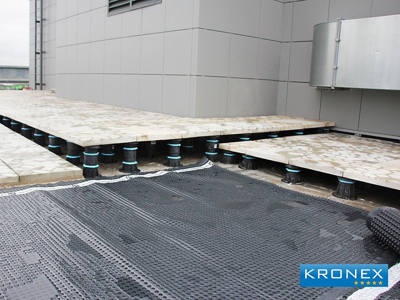 Настил на регулируемых опорах Kronex на крыше бизнес-центра.