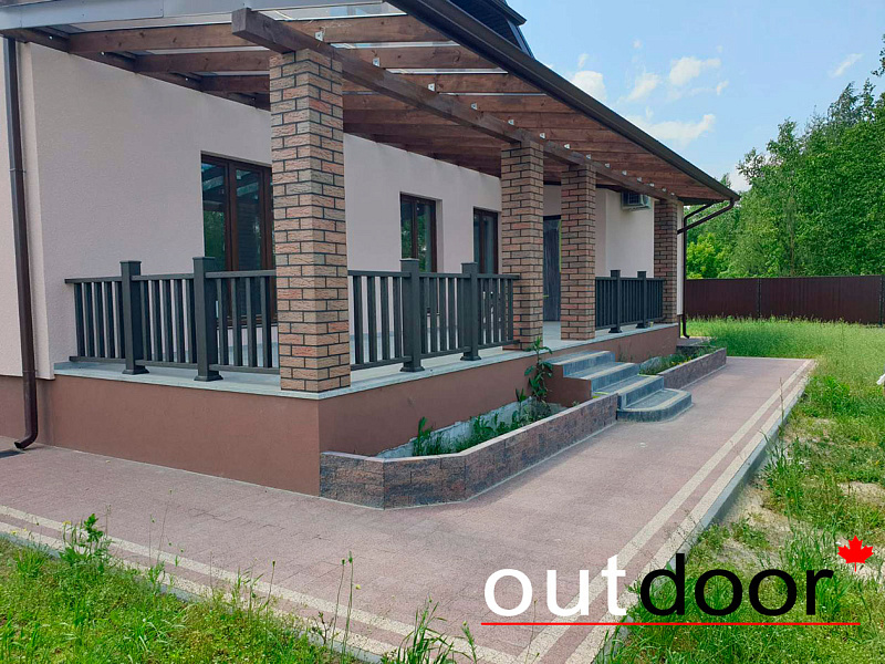 Ограждение ДПК Outdoor "Классик" на террасе частного дома.
