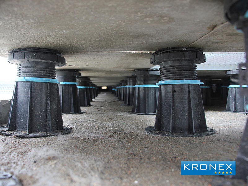 Настил на регулируемых опорах Kronex на крыше бизнес-центра.