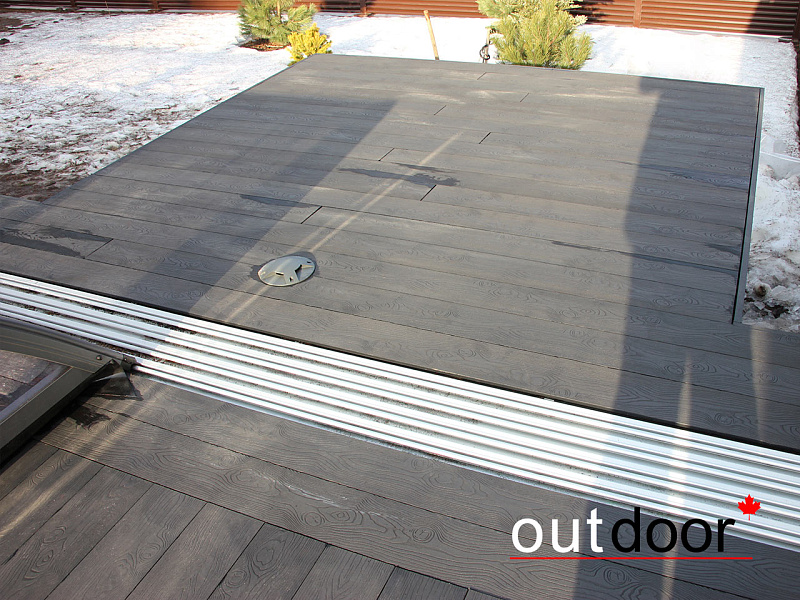 Зона у бассейна во дворе дома