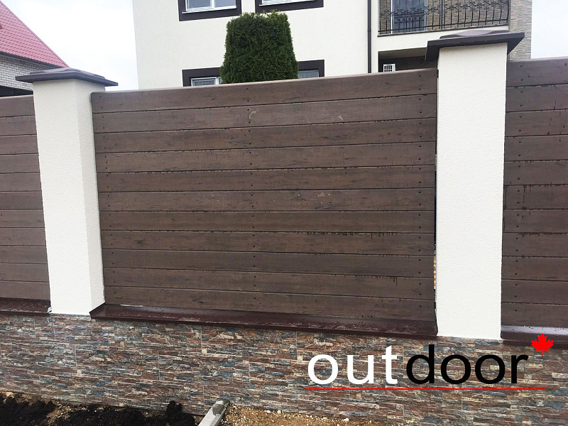 Забор на ленточном фундаменте с использованием доски ДПК Outdoor.