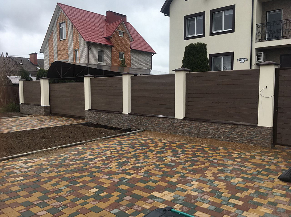 Забор на ленточном фундаменте с использованием доски ДПК Outdoor.