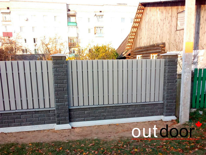 Заполнение пролетов кирпичного забора  доской ДПК Outdoor.