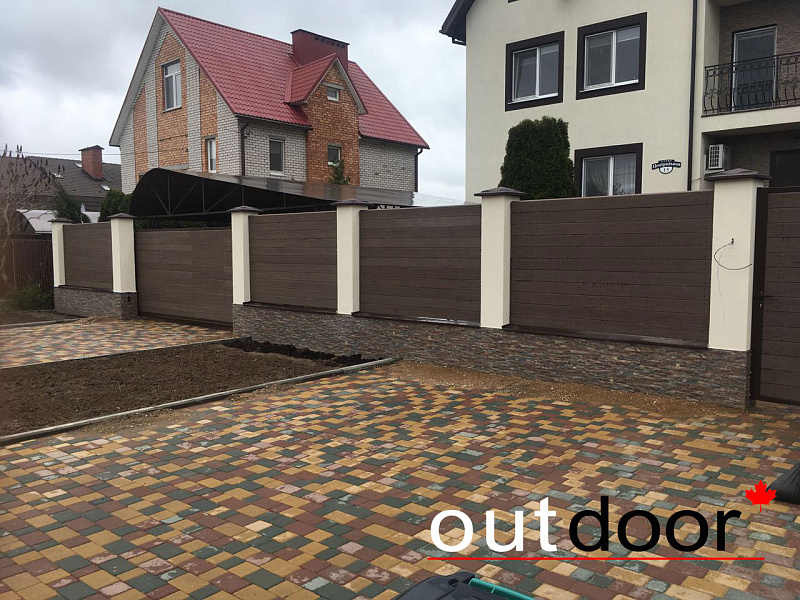 Забор на ленточном фундаменте с использованием доски ДПК Outdoor.