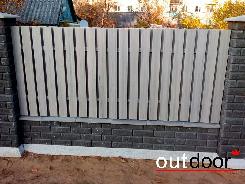 Заполнение пролетов кирпичного забора  доской ДПК Outdoor.