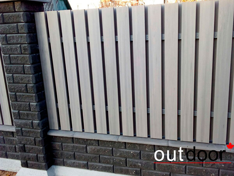 Заполнение пролетов кирпичного забора  доской ДПК Outdoor.