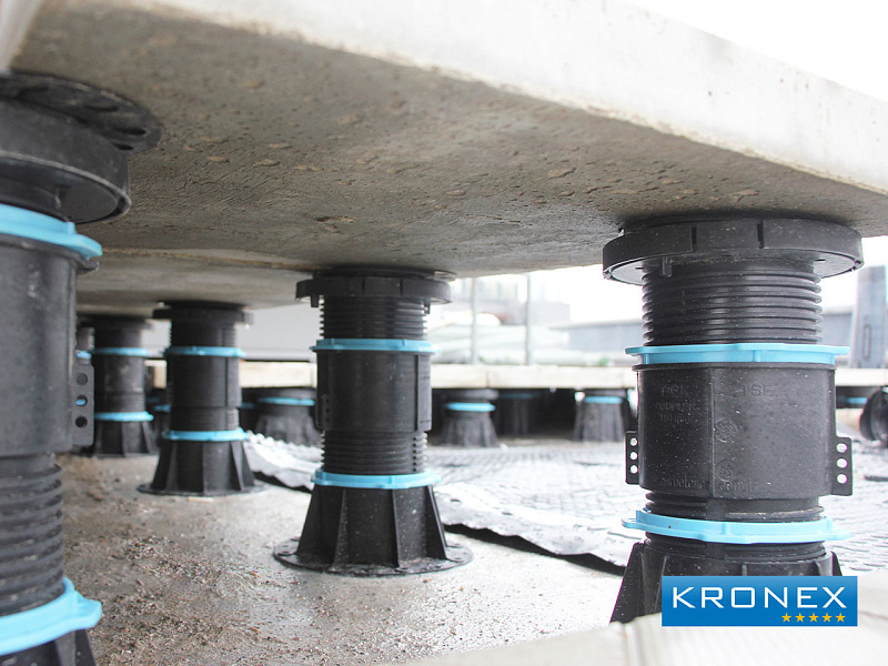 Настил на регулируемых опорах Kronex на крыше бизнес-центра.