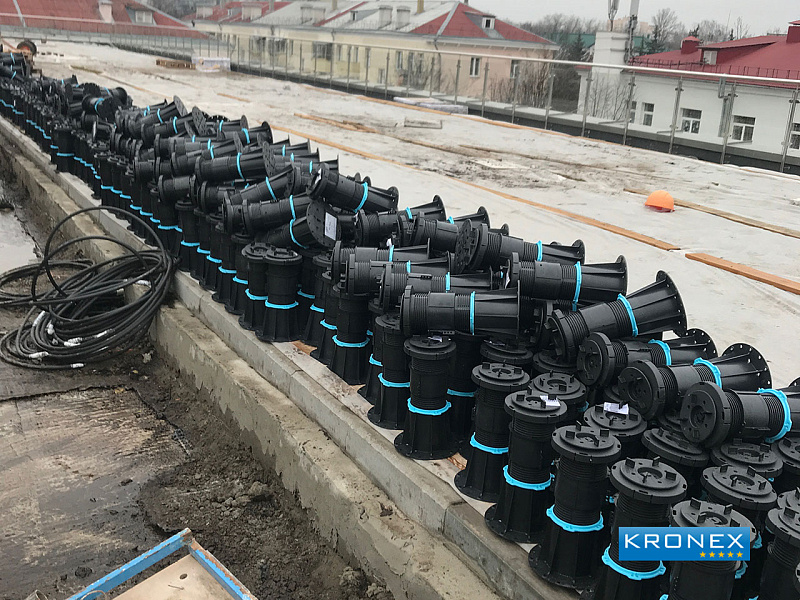 Настил на  эксплуатируемой кровле с применением  регулируемых опор Kronex.