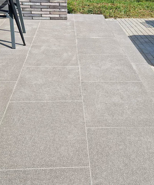 Плитка из керамогранита на террасе частного дома