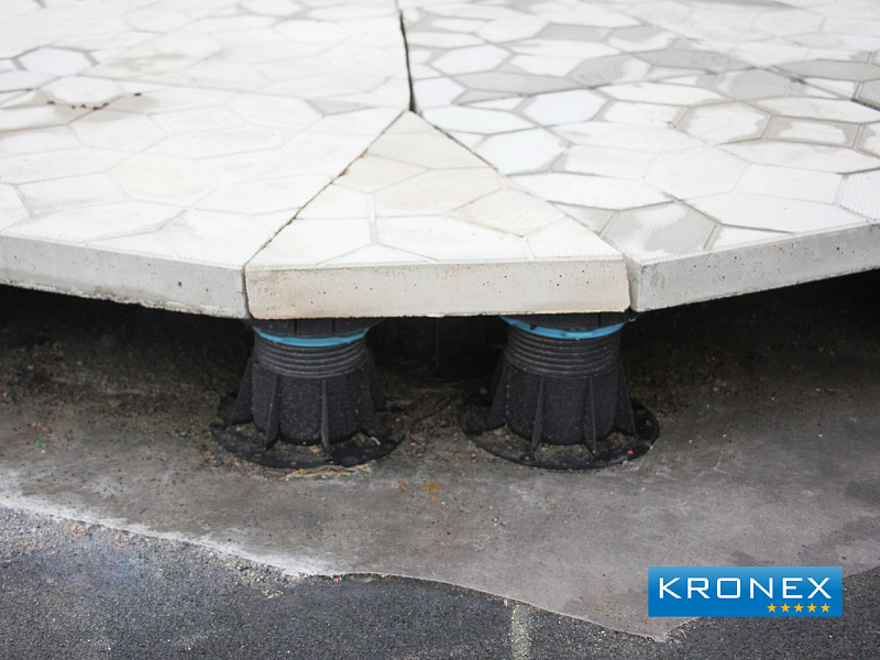 Настил на регулируемых опорах Kronex на крыше бизнес-центра.