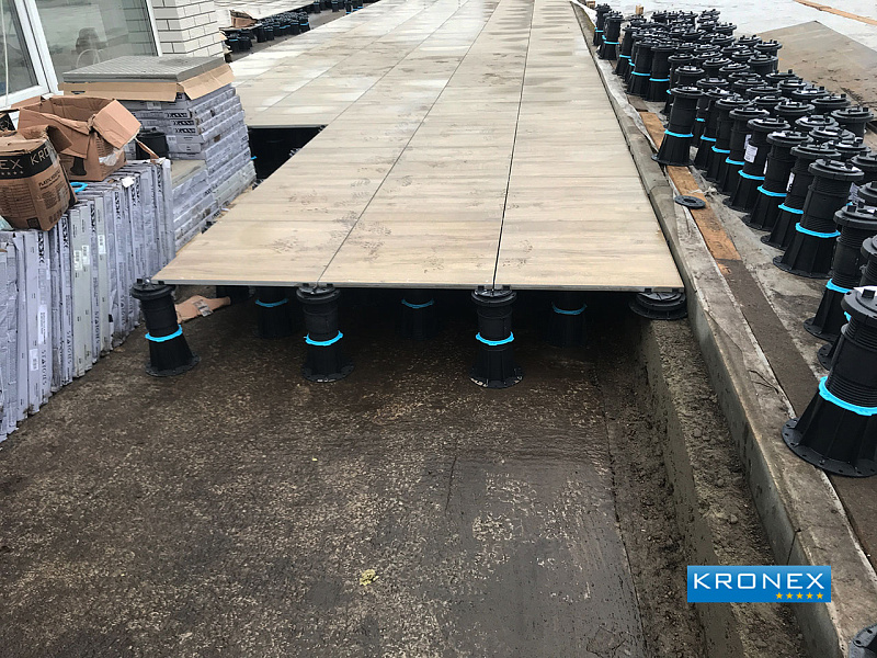 Настил на  эксплуатируемой кровле с применением  регулируемых опор Kronex.