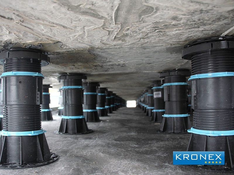 Настил на регулируемых опорах Kronex на крыше бизнес-центра.
