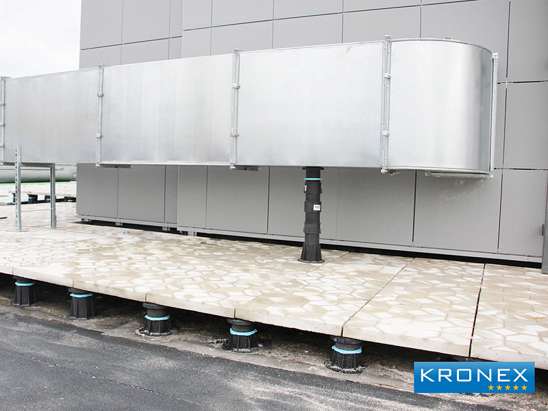 Настил на регулируемых опорах Kronex на крыше бизнес-центра.