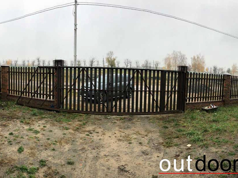Забор в частном жилом доме
