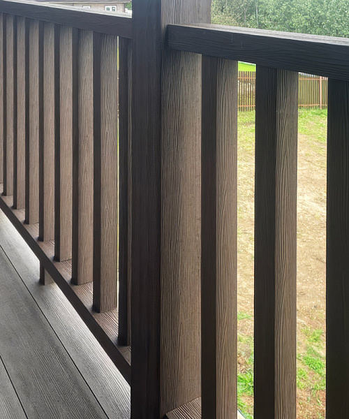 Терраса с ограждениями и обрамление окон