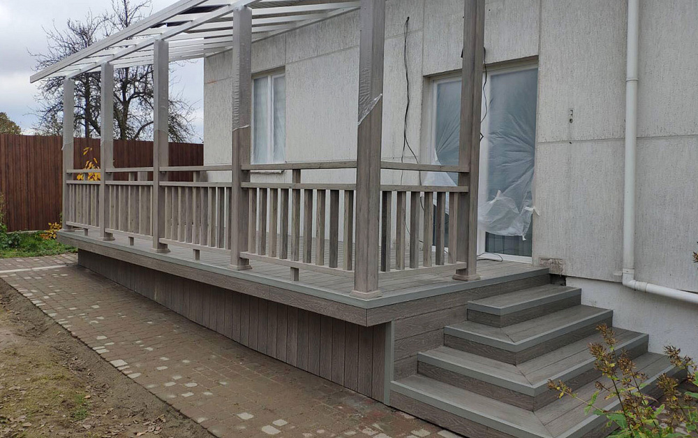 Ограждение, покрытие и опорные столбы из ДПК Outdoor на террасе