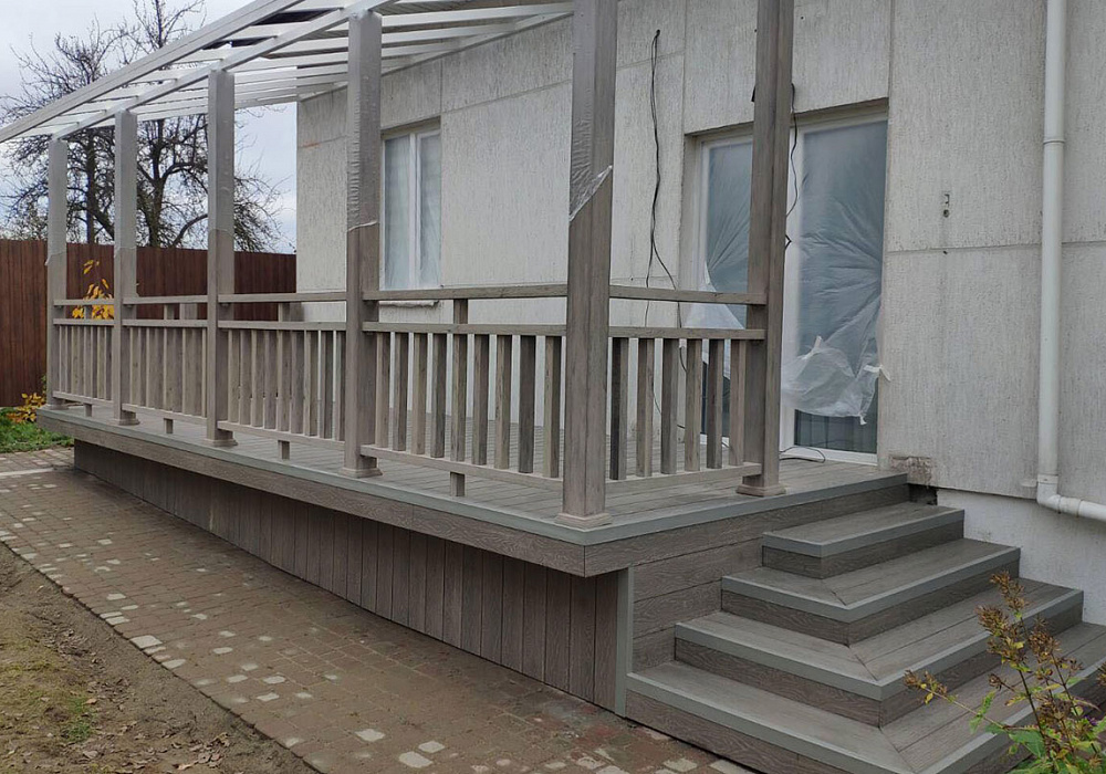 Ограждение, покрытие и опорные столбы из ДПК Outdoor на террасе