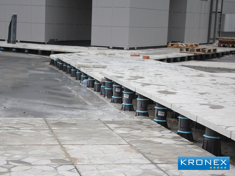 Настил на регулируемых опорах Kronex на крыше бизнес-центра.