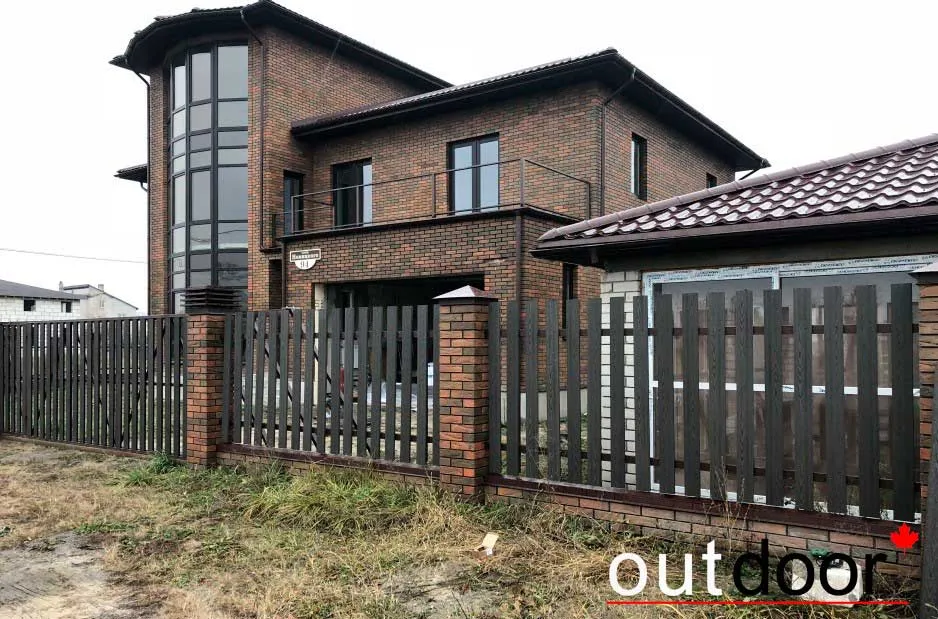 Забор в частном жилом доме Забор в частном жилом доме