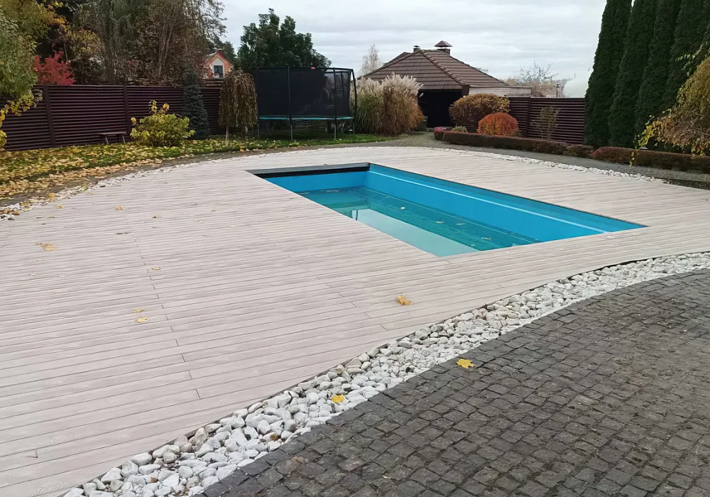 Полнотелая доска на террасе у бассейна Полнотелая доска на террасе у бассейна