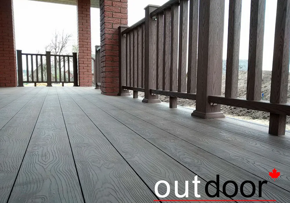 Терраса с ограждениями из ДПК на крыльце загородного дома Терраса с ограждениями из ДПК на крыльце загородного дома