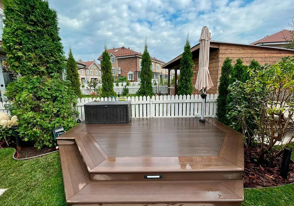 Открытая терраса со ступенями и зона летней кухни. Открытая терраса со ступенями и зона летней кухни.