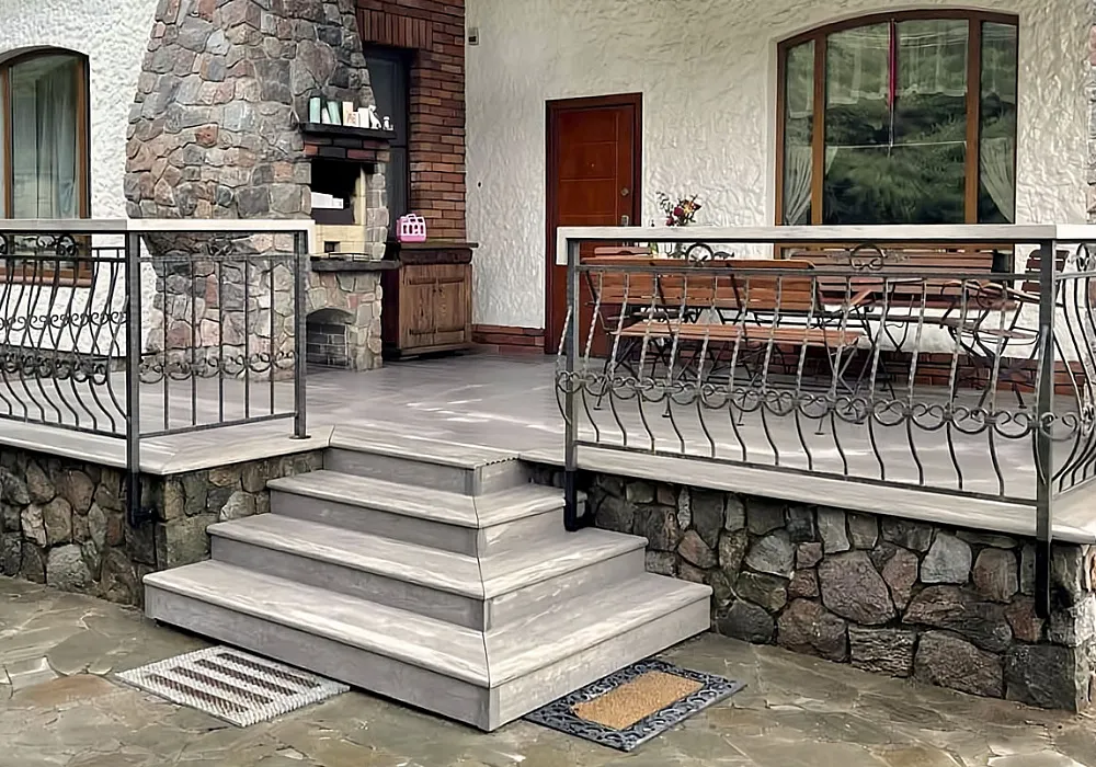 Терраса из керамогранита и ДПК в загородном доме Терраса из керамогранита и ДПК в загородном доме