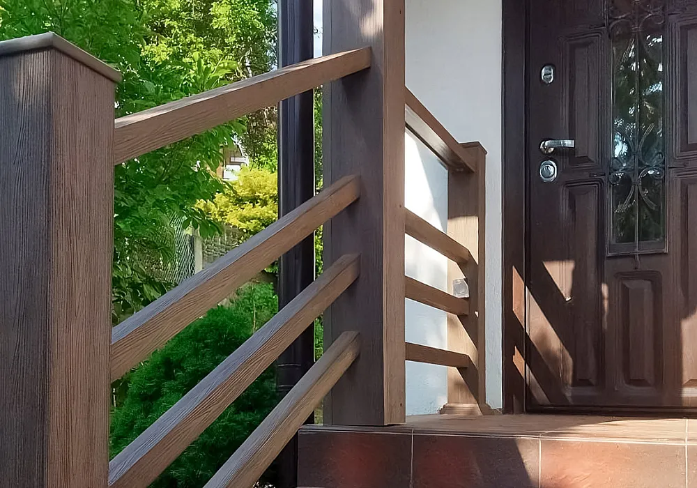 Ограждение на крыльце частного дома Ограждение на крыльце частного дома