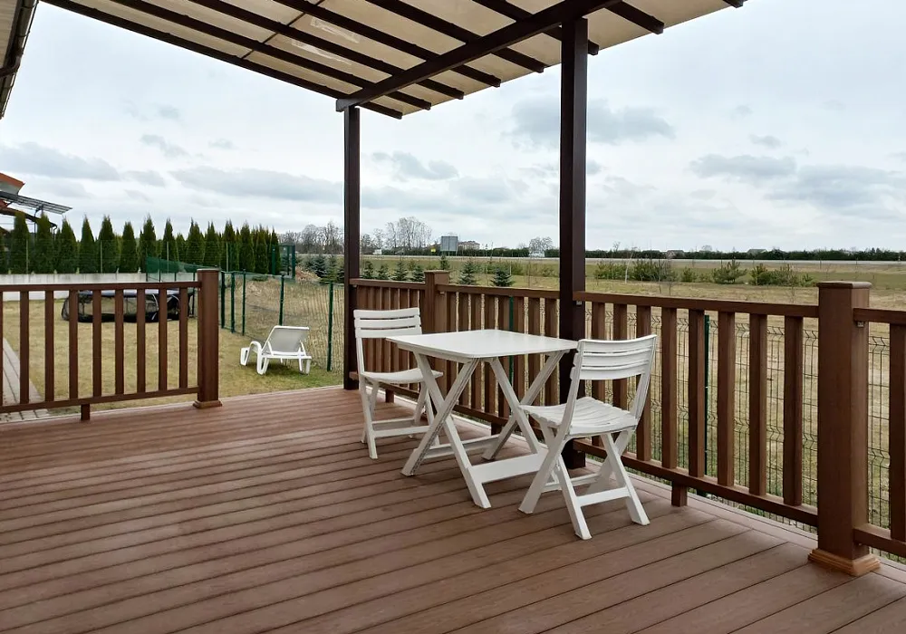 Терраса со ступенями и ограждениями в цвете дуб Терраса со ступенями и ограждениями в цвете дуб