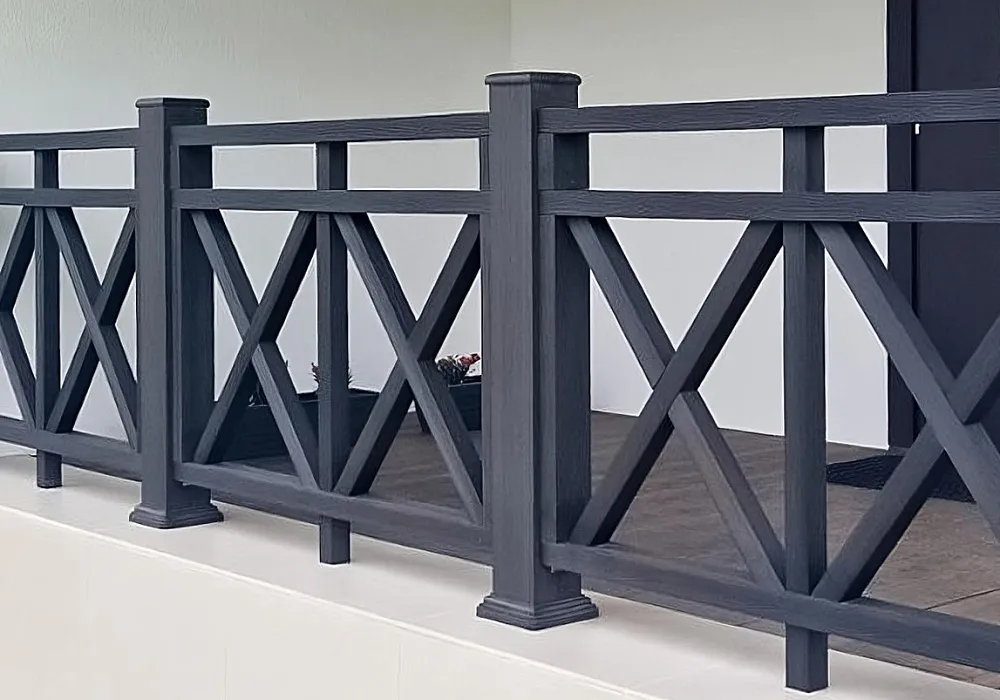 Терраса частного дома с ограждениями Терраса частного дома с ограждениями