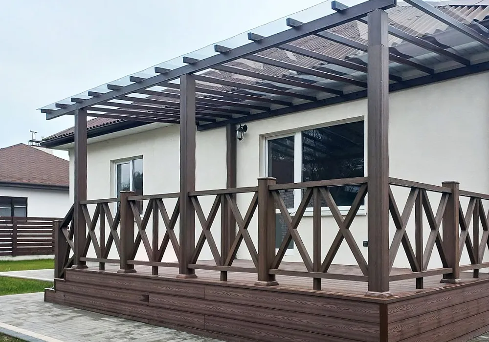 Терраса частного дома с ограждениями и ступенями Терраса частного дома с ограждениями и ступенями