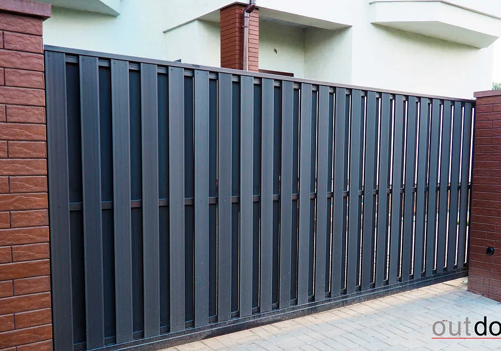 Откатные ворота и калитка частного жилого дома Откатные ворота и калитка частного жилого дома