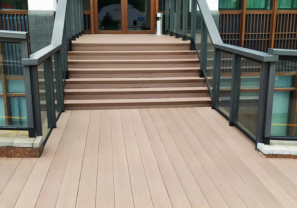 Террасы, лестница и дорожки из ДПК на территории отеля Террасы, лестница и дорожки из ДПК на территории отеля