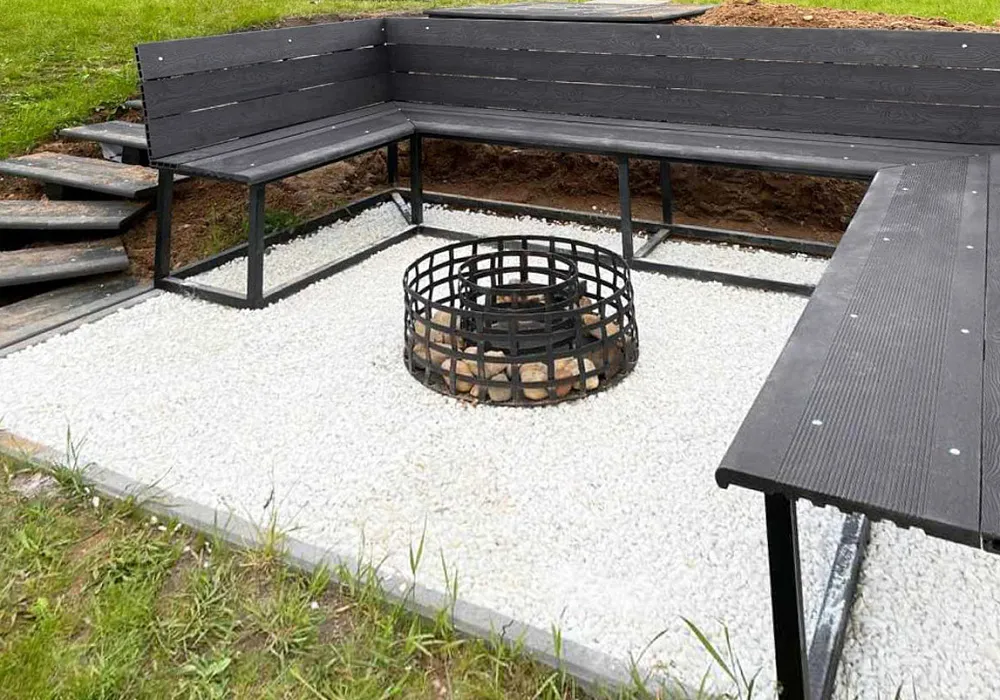 Костровая зона с лавкой и ступенями Костровая зона с лавкой и ступенями