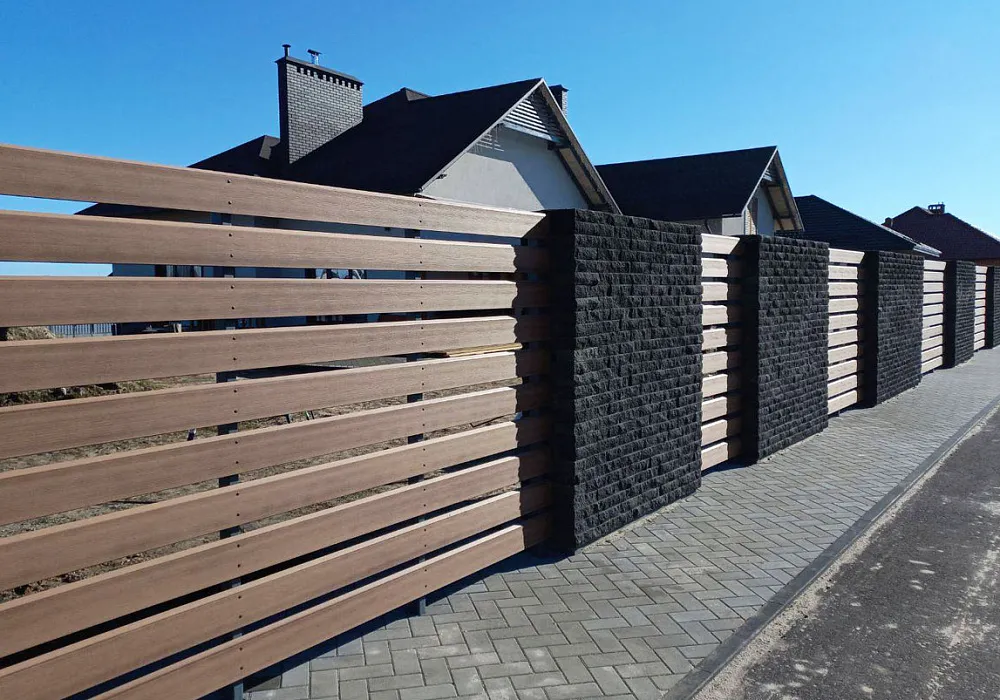 Забор из доски Ромбус на участке дома Забор из доски Ромбус на участке дома