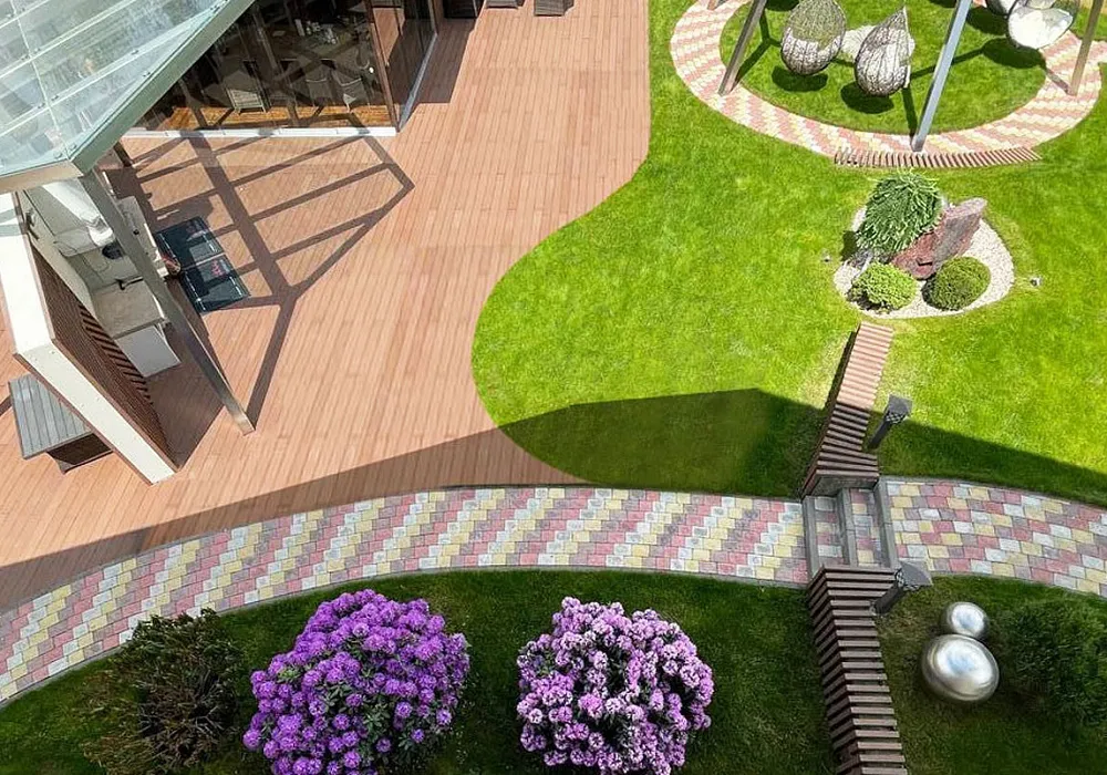 Терраса из ДПК сложной формы на загородном участке Терраса из ДПК сложной формы на загородном участке