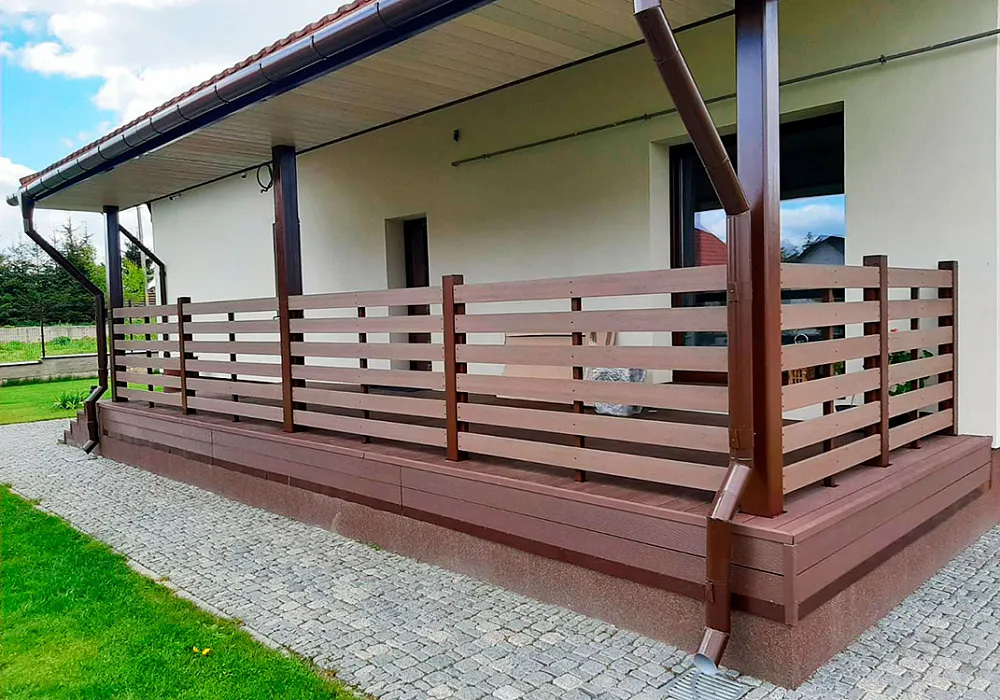 Забор из пустотелой доски ДПК на металлических столбах. Забор из пустотелой доски ДПК на металлических столбах.