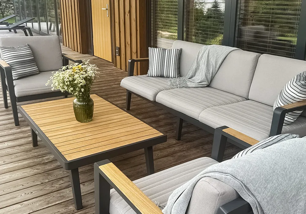 Комплект Орлеан и шезлонги Борнео на открытой террасе Комплект Орлеан и шезлонги Борнео на открытой террасе