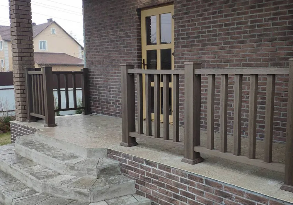 Ограждение входной группы жилого дома из ДПК Ограждение входной группы жилого дома из ДПК