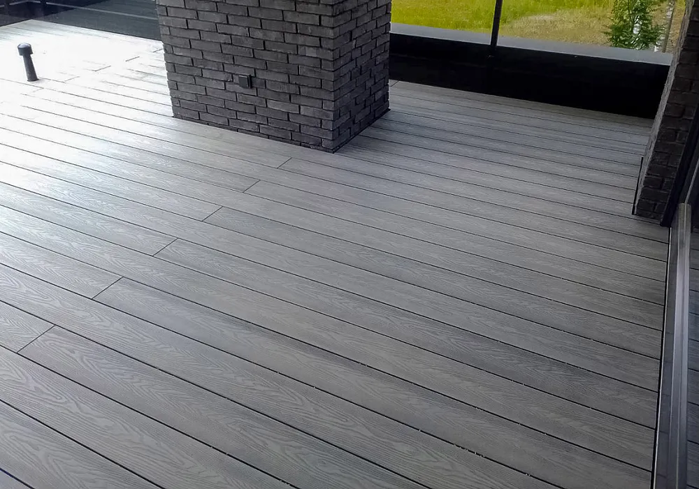 Терраса загородного дома на регулируемых опорах Терраса загородного дома на регулируемых опорах