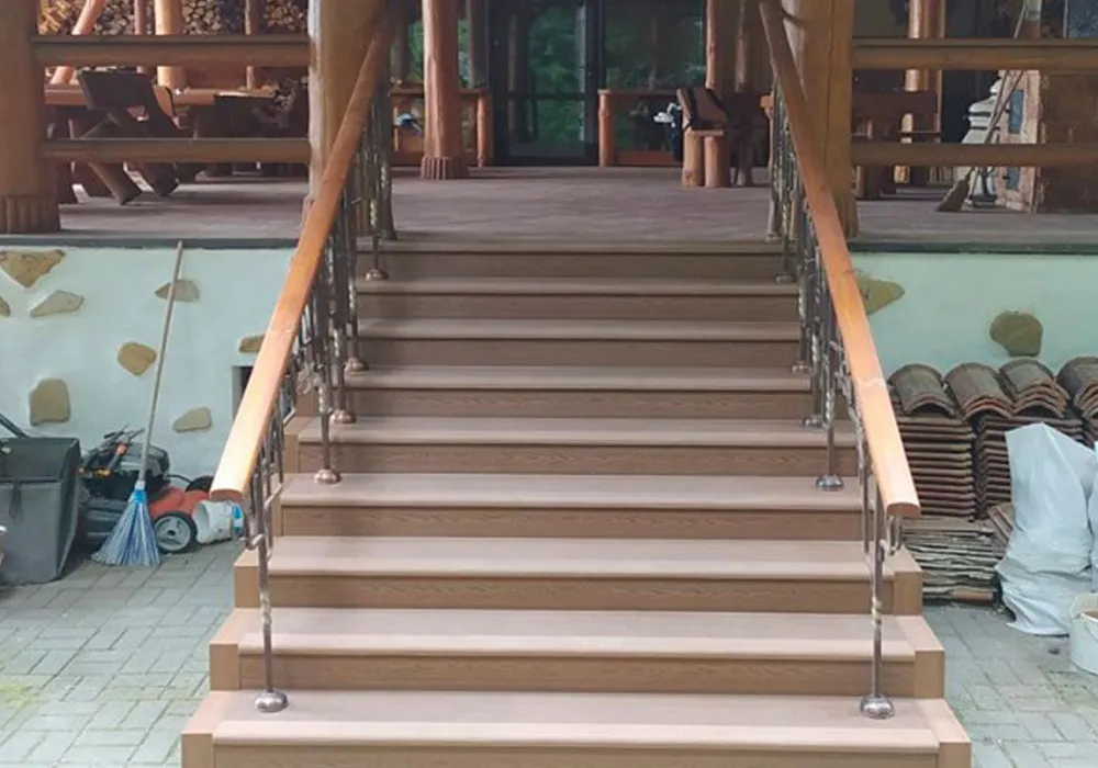 Ступени летнего кафе в оттенке Дуб Ступени летнего кафе в оттенке Дуб