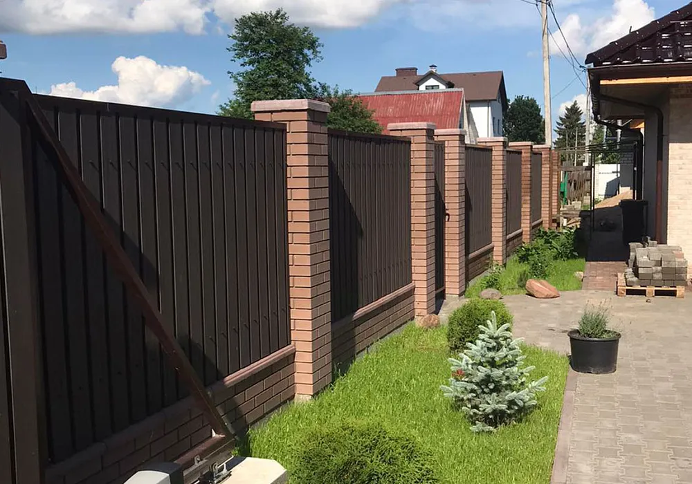 Забор с вертикальной раскладкой из доски ДПК. Забор с вертикальной раскладкой из доски ДПК.