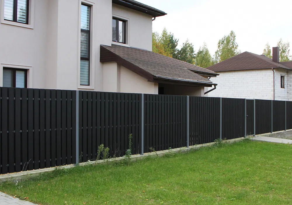 Забор на территории частного дома Забор на территории частного дома